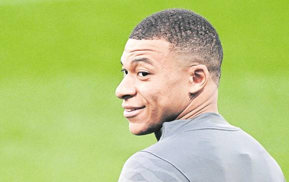 El francés Kylian Mbappé se robó todas las miradas durante el entrenamiento en el nuevo estadio Santiago Bernabeu, previo al duelo por Champions. FOTO AFP