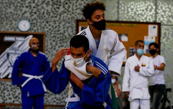 A diario el equipo integrado por 5 estudiantes y su profesor, entrena en el Coliseo de Combate del Atanasio. FOTO julio C. herrera