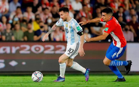 En acción Junior Alonso de Paraguay disputa el balón con Lionel Messi de Argentina, durante un partido por las eliminatorias. FOTO EFE