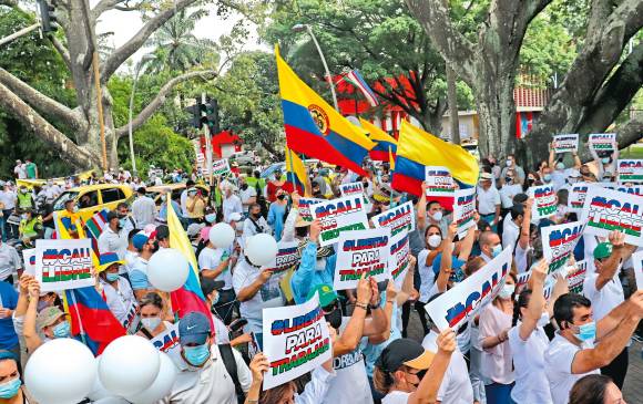 La marcha contra la violencia en el Paro y los bloqueos llegó hasta el Centro Administrativo Municipal de Cali. FOTO COLPRENSA