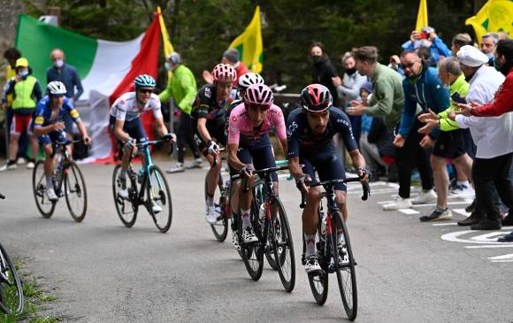 Daniel Martínez, señalando el camino a Egan en pleno ascenso. FOTO TWITTER GIRO DE ITALIA