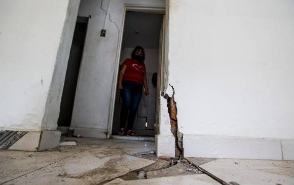María Alicia y Rubiela dejaron sus casas en Villa Guadalupe el pasado agosto por riesgo de colapso. FOTO julio césar herrera