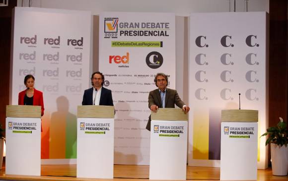 Petro dejó plantados a los departamentos en el debate de los medios regionales en alianza con Red Más Noticias. En la foto: Íngrid Betancourt, Federico Gutiérrrez y Sergio Fajardo. FOTO Edwin Bustamante