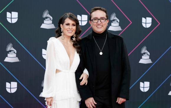 Daniel Escobar en la alfombra roja de los Grammy Latino acompañado de Lulu Vieira, directora creativa de Cantoalegre. FOTO AFP