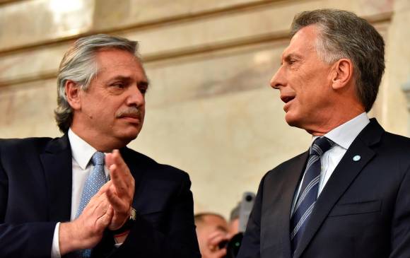 El presidente Fernández (izquierda) y el expresidente Macri (derecha) chocan por crédito del FMI. FOTO Getty
