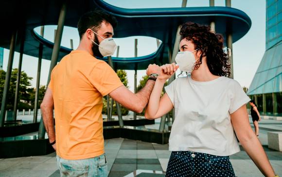 Se recomienda explorar el lenguaje corporal para renovar la relación con familiares y amigos durante el segundo año de la pandemia. FOTO SHUTTERSTOCK
