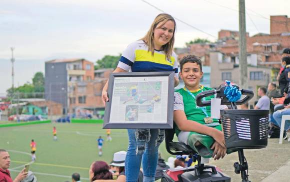 Padres hicieron rifa y le dieron una patineta eléctrica.Dice que le alegra ser noticia.