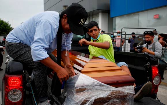 Las autoridades están entregando los féretros de las víctimas a sus familias. FOTO EFE 