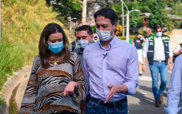 En la imagen se aprecia al alcalde de Medellín, Daniel Quintero, y su secretaria privada, Camila Villamizar. FOTO: Tomada de la cuenta de Twiteer de Camila Villamizar. 