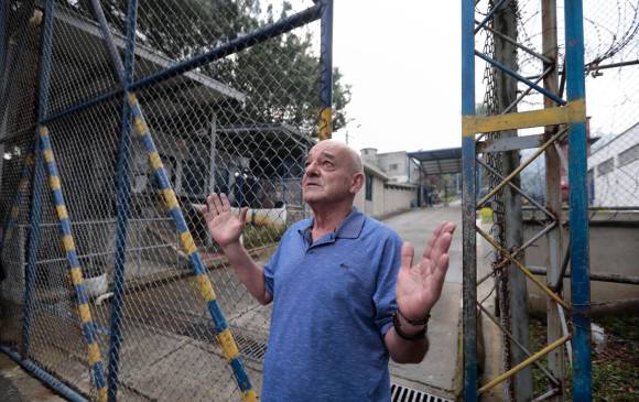 A las 5:00 p.m., Javier Cadavid por fin pudo recobrar la libertad. Su familia lo esperaba a la salida de la cárcel de Itagüí. FOTO: Carlos Velásquez.
