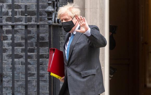 El primer ministro podría pagar una multa de más de 20.000 euros y afrontar acciones en los tribunales. Johnson respondió a las preguntas de la oposición en sesión del Parlamento. FOTO Getty