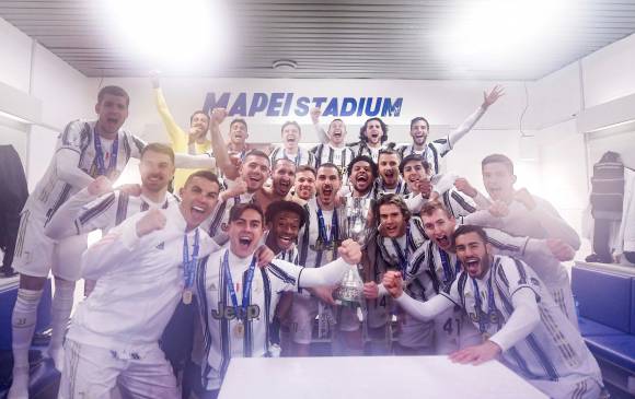 La celebración de la Juventus en el camerino. Cuadrado aparece junto a Paulo Dybala y Cristiano Ronaldo. FOTO @ForzaJuveEN