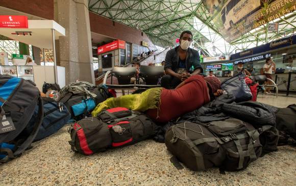 A la terminal del Norte de Medellín llegan los migrantes que van en camino a Necoclí, con el objetivo de cruzar hacia Panamá. Foto. Edwin Bustamante.