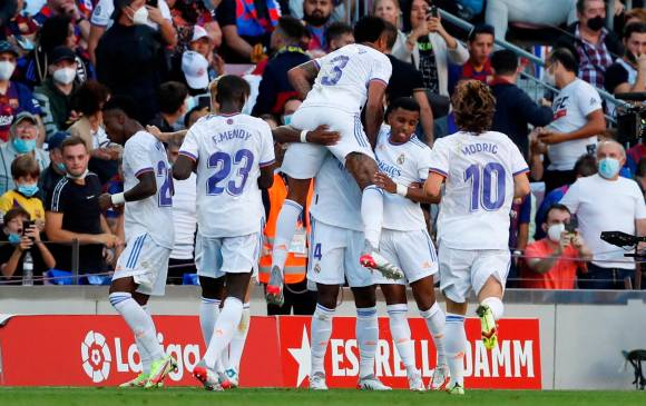 Los jugadores del Real Madrid celebran el gol marcado por su compañero David Alaba ante el FC Barcelona durante el partido de la décima jornada de Liga. FOTO EFE