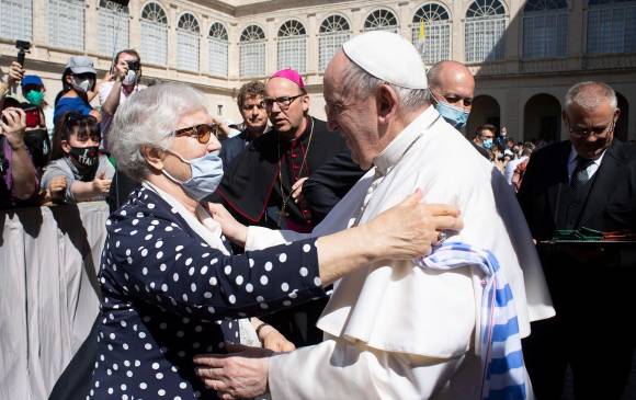 Lidia Maksymowicz y el Papa Francisco durante la audiencia pública de los miércoles. FOTO EFE