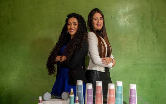 Viviana Pérez (a la izquierda) espera completar 5.000 distribuidores el próximo año que exhiban y comercialicen su champú. FOTO eDWIN bUSTAMANTE