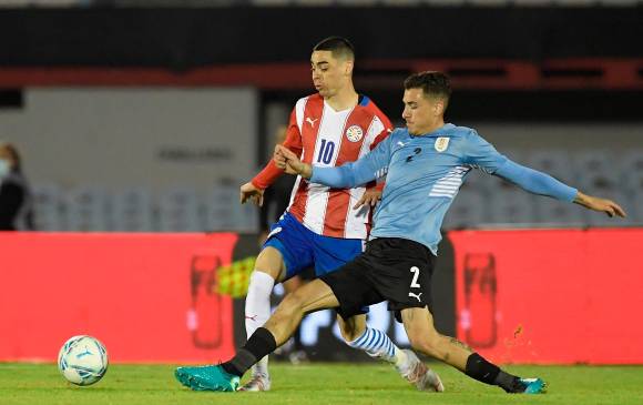 Un cerrado duelo disputaron charrúas y guaraníes en Montevideo. El árbitro colombiano Wílmar Roldán acudió varias veces al VAR. FOTO efe