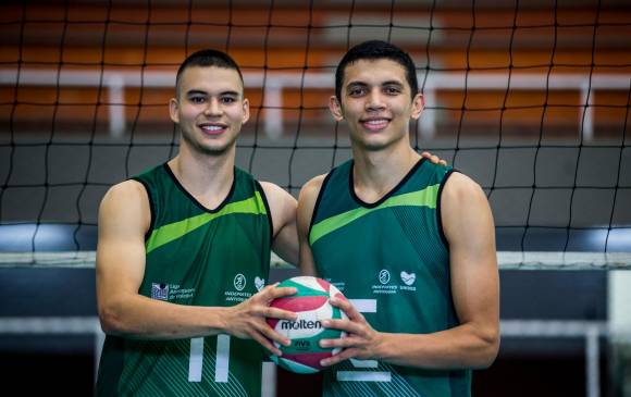 Samuel Jaramillo y Santiago Ruiz, jugadores valiosos de la selección Antioquia de voleibol juvenil que se coronó campeona nacional en Cali. FOTO JULIO CÉSAR HERRERA