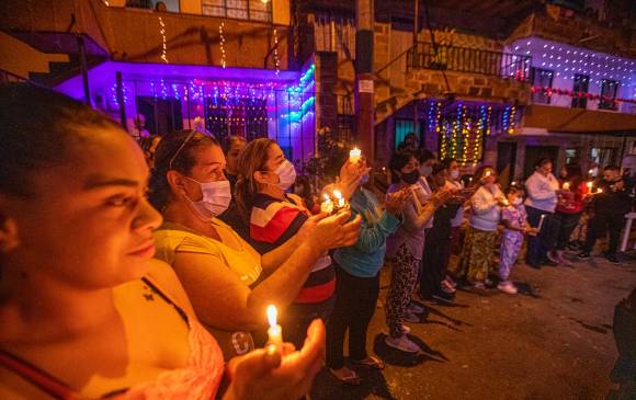 Cerca de 60 habitantes del barrio Las Violetas se unieron en una oración por la paz, encendiendo velas, en la noche del pasado lunes. La Policía prestó vigilancia en el evento, realizado en una de las calles afectadas por la confrontación. FOTO Carlos Velásquez