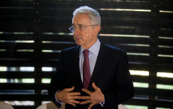 El expresidente y exsenador, Álvaro Uribe Vélez, está siendo investigado por presunto soborno a testigos en actuación penal y fraude procesal. Fiscalía pide preclusión en ese caso. FOTO Esteban Vanegas