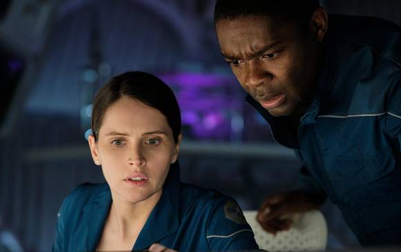 Felicity Jones y David Oyelowo en Cielo de medianoche. FOTO Cortesía Netflix