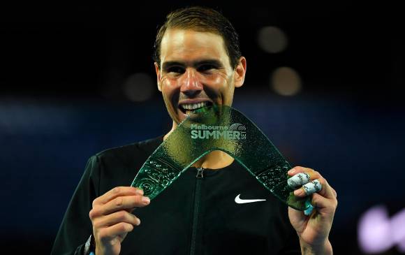 Rafael Nadal celebra su título en Melbourne, primer torneo tras una larga para por lesiones. FOTO: EFE. 