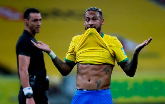 Neymar celebra el gol con el que Brasil derrotó 2-0 a Perú por la Eliminatoria a Qatar. El antioqueño Wílmar Roldán lideró la terna arbitral sin inconvenientes. FOTO EFE