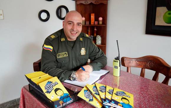 Con 11 cuentos cortos, el capitán Hernández busca acompañar a los pacientes oncológicos infantiles y trata de inculcar el respeto por la diferencia. FOTO CORTESÍA
