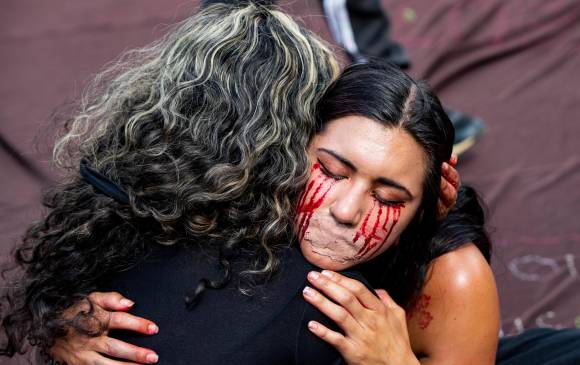 En la mañana en el Parque de los deseos varios actos simbólicos rindieron homenaje a los desaparecidos. FOTO Jaime Pérez