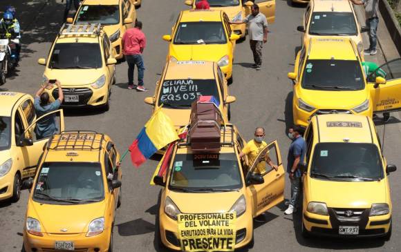 Taxistas protestan en Medellín y anuncian paro