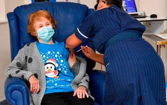 La enfermera May Parsons administra la vacuna Pfizer/BioNtech a Margaret Keenan, de 90 años, en el Hospital Universitario de Coventry, en el centro de Inglaterra, el 8 de diciembre de 2020. FOTO AFP