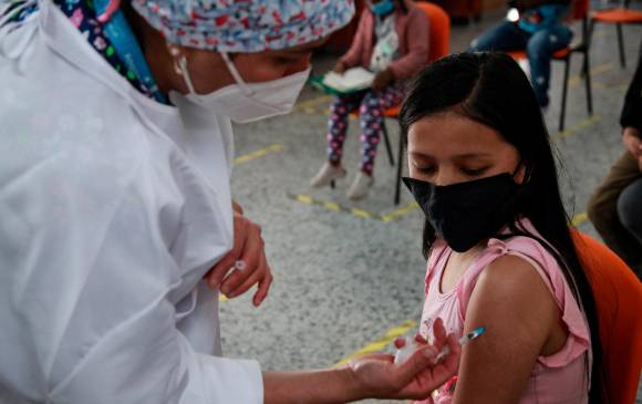 El ministro de salud explicó que la decisión se tomó con base en la alta tasa de vacunación de maestros y el desarrollo de la inmunización de niños y jóvenes. FOTO: Colprensa. 