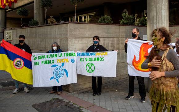 Miembros de la ONG ecologista Extinction Rebellion (XR) este martes frente al consulado de Colombia en Madrid.