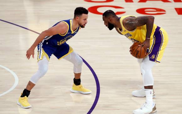 Curry y LeBron, dos de las figuras de la NBA en la última década. Se esperan más duelos entre ellos esta temporada. FOTO EFE