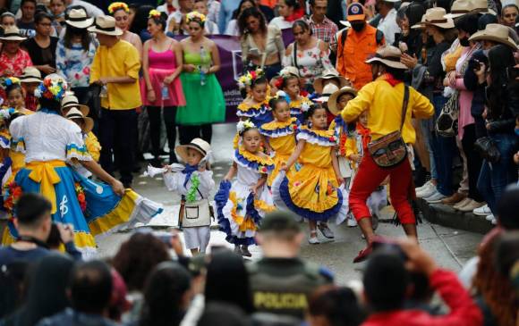 Los niños y niñas hicieron parte del Festival Nacional del Pasillo Colombiano en Aguadas. En el desfile, junto con los adultos, bailaron por las calles del municipio. FOTO Camilo Suárez 
