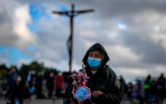 A la celebración en Fátima este año solo pudieron, por temas de pandemia, asistir 7.500 fieles, que se debieron inscribir de manera anticipada. En 2019 asistió medio millón de personas. FOTO AFP