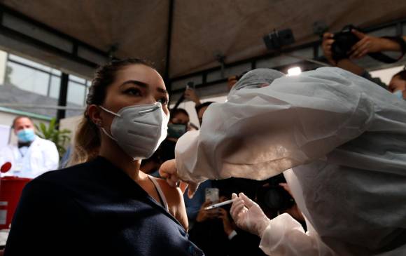 Jina Marcela Cataño Vélez, enfermera jefe de Unidad de Cuidados Intensivos, fue la primera persona en recibir la vacuna en Sabaneta. Foto: Edwin Bustamante.