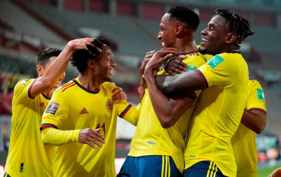 Yerry Mina es felicitado por Duván Zapata, Juan Guillermo Cuadrado y Stefan Medina. Colombia hundió a Perú en el sótano de la Eliminatoria suramericana. FOTO Efe