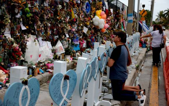 Los pobladores de Surfside y Miami-Dade erigieron un mural espontáneo de homenaje a las víctimas. La alcaldía del condado pretendía instalar un monumento definitivo en el terreno, pero la Corte del Sur de Florida decidió que el lote se vendiera. FOTO EFE