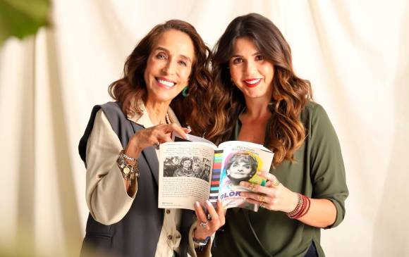 Pilar Castaño y María López Castaño con el libro que narra la vida de su madre y abuela. FOTO Cortesía Moda Éxito