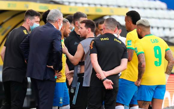 Imágenes sobre los diálogos entre jugadores y técnicos cuando se suspendió el encuentro entre Brasil y Argentina. FOTO EFE