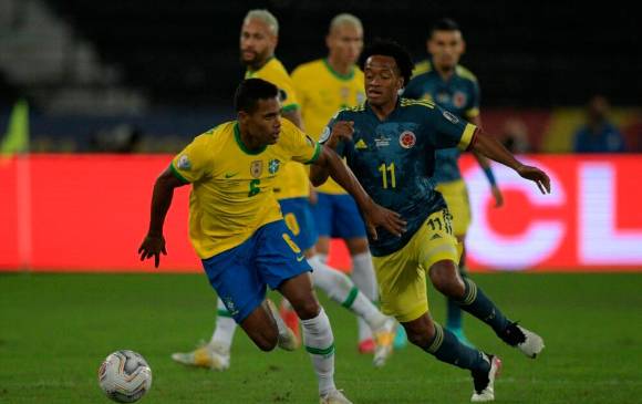 Brasil y Colombia, en acción. Foto EFE. 