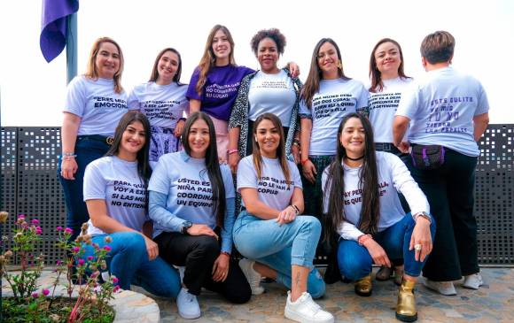 Las funcionarias vistieron las camisetas con las frases machistas. Foto: Cortesía Alcaldía de Medellín. 