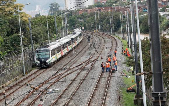Personal operativo del metro atiende desde ayer el inconveniente detectado en la línea férrea. FOTO Camilo Suárez