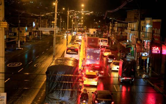 Autopista Norte a la altura del tránsito de Caribe. El sentido sur - norte colapsado y el sentido norte- sur despejado. FOTO: JUAN ANTONIO SÁNCHEZ.