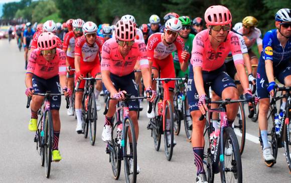 En la imagen aparece Rigoberto Urán junto a sus escuderos de equipo, el antioqueño mantiene su lugar en la general. FOTO efe