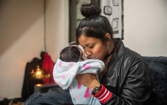 Maríangel Espinoza es una de las migrantes venezolanas que ha accedido al registro civil con nota válida para certificar la nacionalidad de su hija en Colombia, bajo la Ley 1997 de 2019. FOTO Carlos velásquez