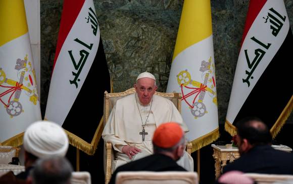 El pontífice lleva un mensaje de coexistencia a un país dividido por facciones, y también tiende la mano a los cristianos en Irak, minoría en dicho país y diezmados por el terrorismo del Estado Islámico y Al Qaeda. FOTO EFE
