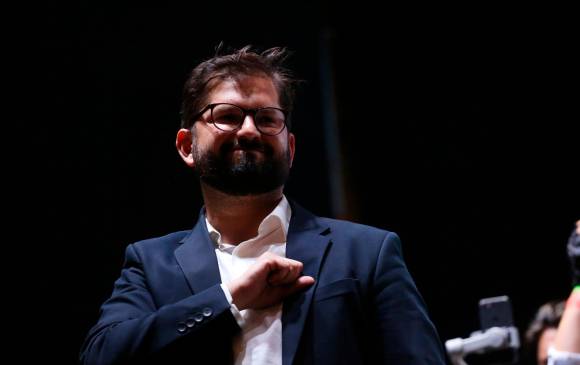 El presidente electo de Chile, Gabriel Boric, dijo una multitud de simpatizantes en el centro de Santiago que el país está "ante un cambio de ciclo histórico". FOTO EFE
