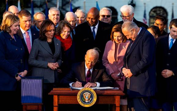 Biden promulgó el ambicioso proyecto en los jardines de la Casa Blanca. FOTO EFE